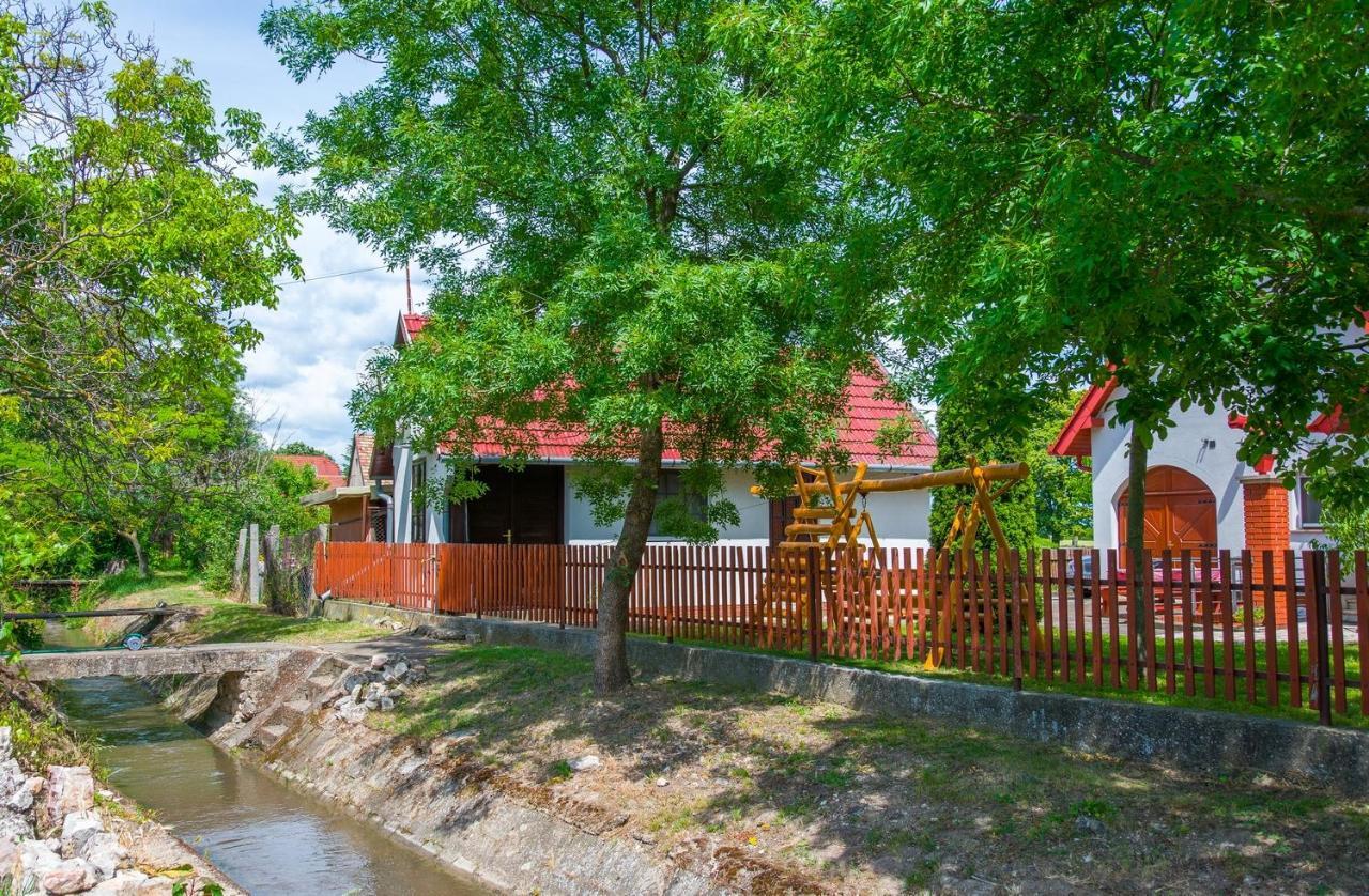 Huszár vendégház Orvenyes Exterior foto